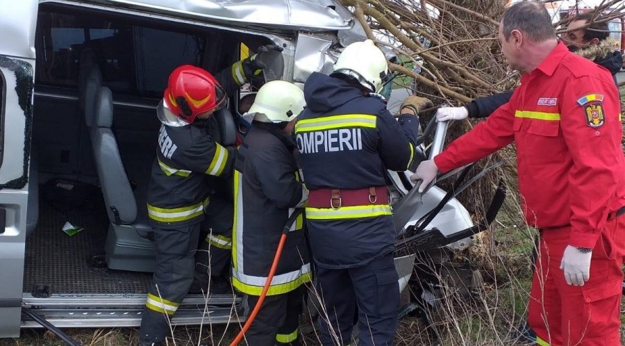 Accident cu trei victime la ieşirea din Curtici către Sântana; un copil de zece ani printre victime