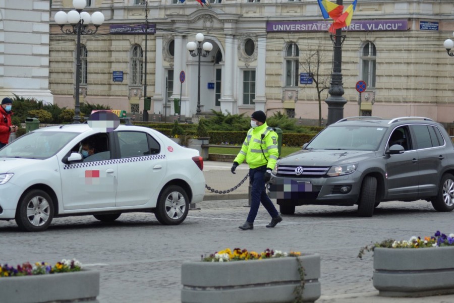 Au dat 50 de amenzi şi au prins trei hoţi în doar două ore