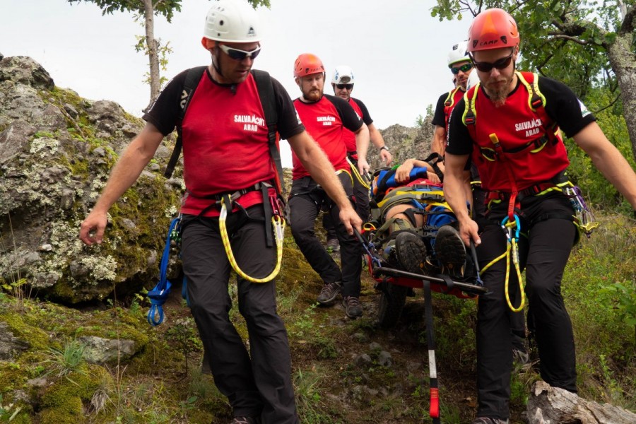 Noapte lungă pentru salvamontiști: o tânără care acuza dureri abdominale a fost preluată dintr-o pădure de lângă Moneasa