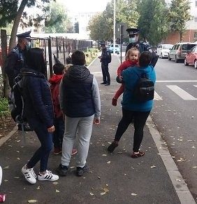 Acţiune de prevenire desfăşurată de poliţişti lângă şcoli şi în zonele aglomerate