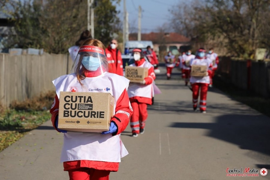 Custodele Coroanei mulţumeşte voluntarilor Crucii Roşii pentru devotament şi curaj