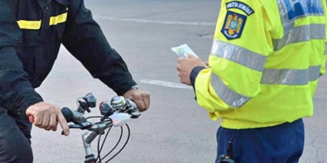 Bicicliştii „au fost luaţi la 11 metri” de către poliţişti pentru abaterile în trafic