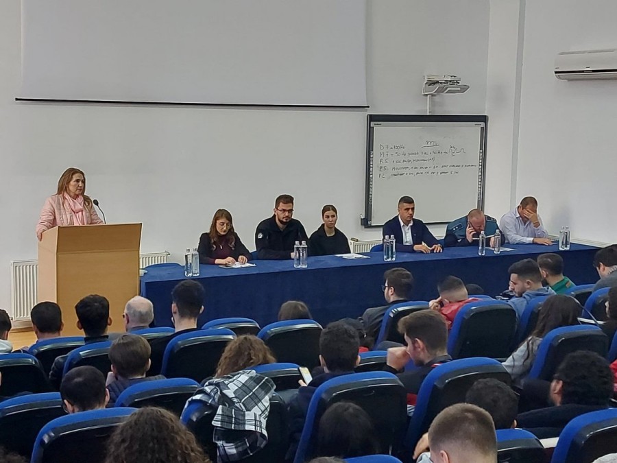 Polițiștii arădeni au desfășurat activități preventive cu studenții români și străini (FOTO)