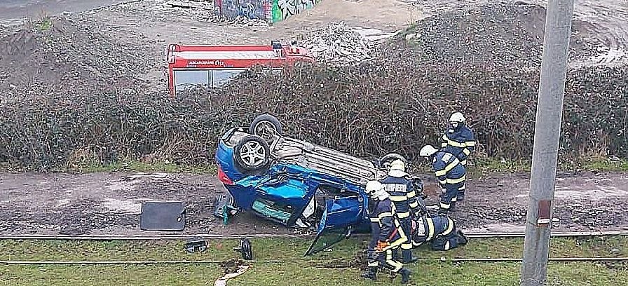 Accident rutier pe podul din Micalalca. Autoturism căzut de pe pod, pe linile de tramvai.