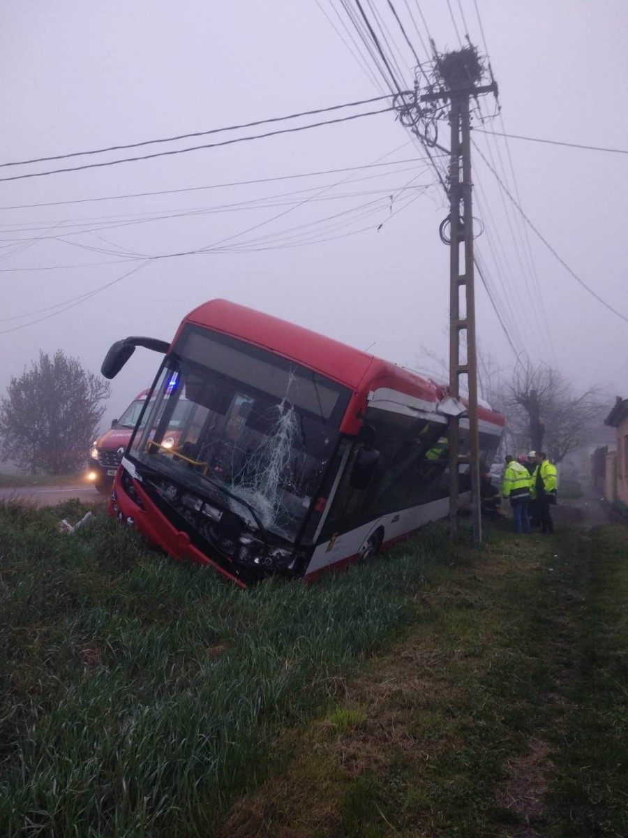 (FOTO) Unui șofer de autobuz i s-a făcut rău la volan și a provocat un accident