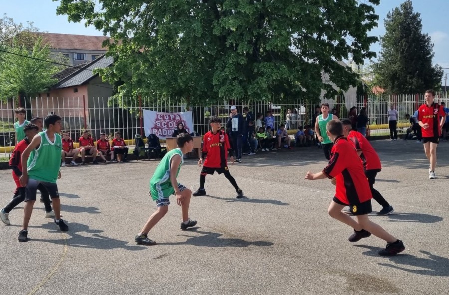 Cupa „Școlii Pădureni” - o nouă sărbătoare a sportului școlar. Gazdele s-au impus la fotbal și baschet masculin