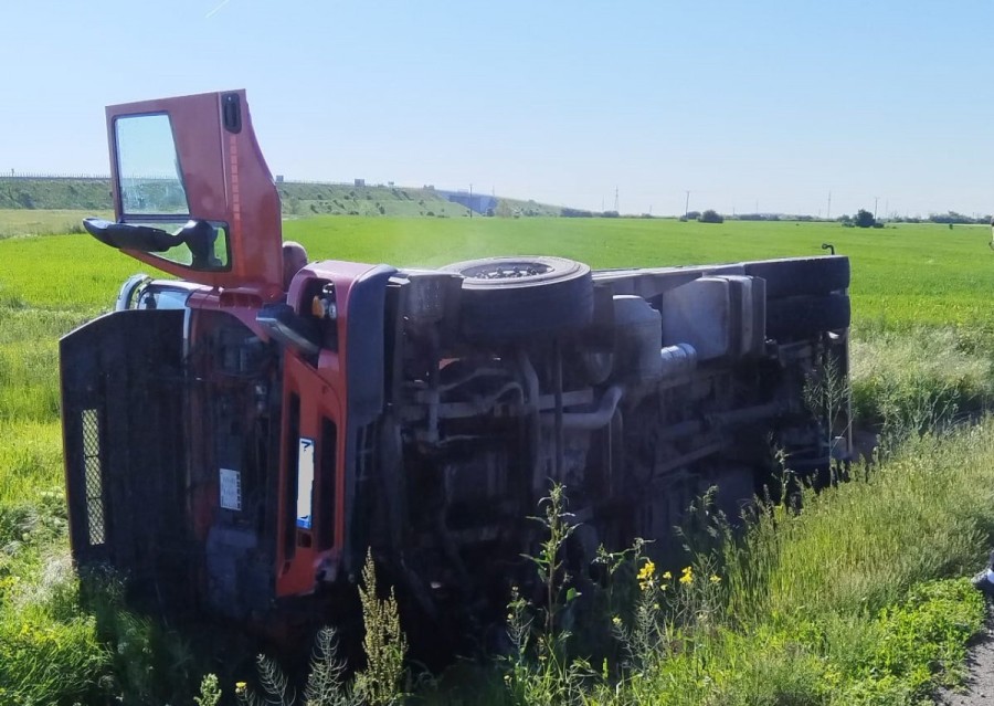 Camion cu lapte răsturnat într-un sens giratoriu / UPDATE: Nicio persoană nu a fost rănită