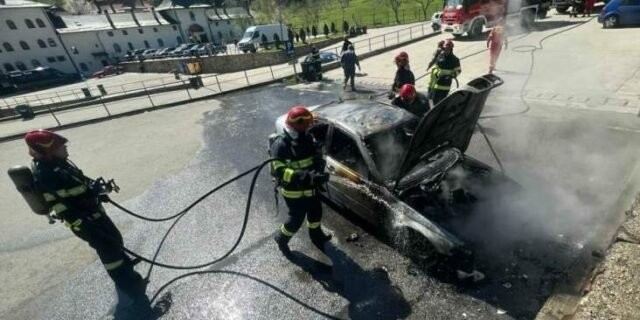 Incendiu autoturism în municipiul Arad, str. Banu Maracine, în parcare la Kaufland