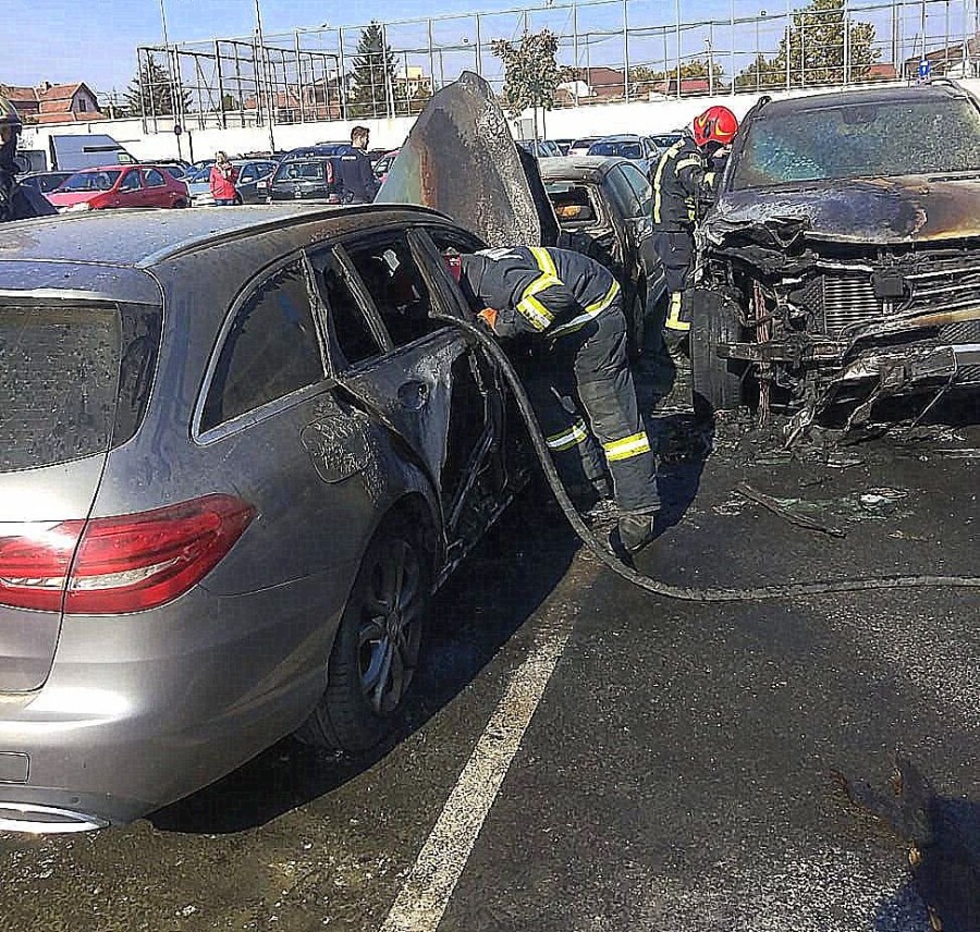 Incendiu autoturism în municipiul Arad, str. Banu Maracine, în parcare la Kaufland