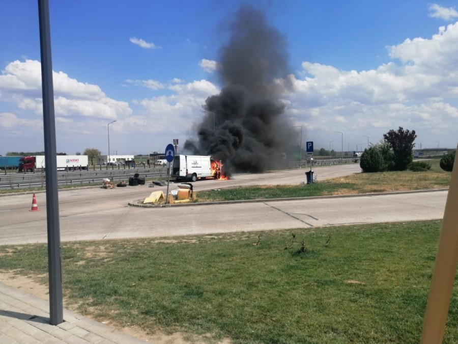 Incendiu la un microbuz în parcare pe autostradă