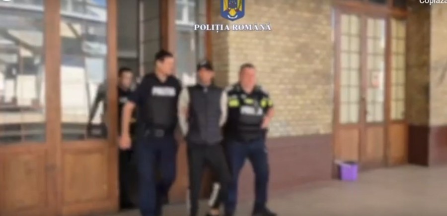 (VIDEO) Bărbat tâlhărit de un tânăr, în Gara CFR Arad