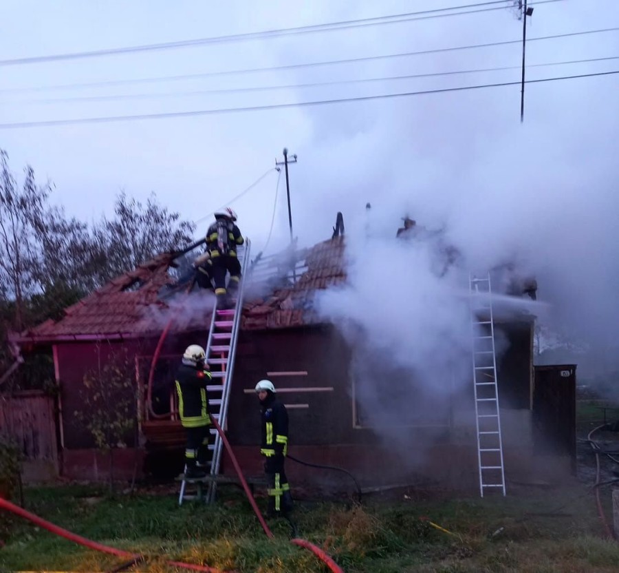 Incendiu izbucnit la o casă din localitatea Turnu