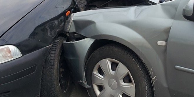 Un „șofer” a condus din cale-afară de beat și a lovit un autoturism parcat