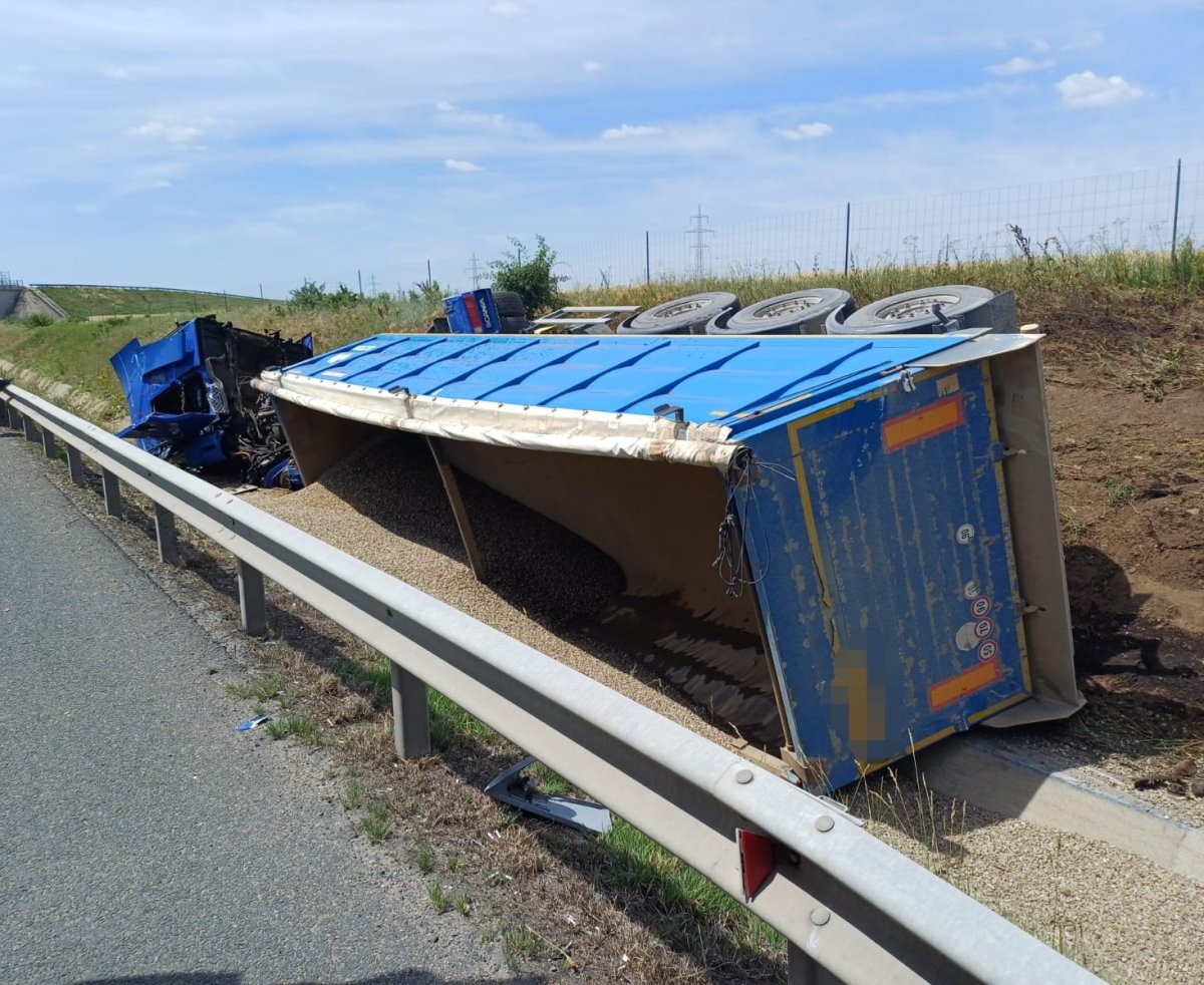 Accident rutier, autotren răsturnat pe A1, sensul de mers Arad - Timișoara