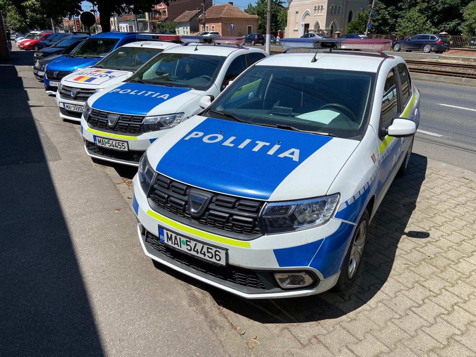 Doi tineri, reținuți după un scandal în Sânpetru German. Au distrus o mașină cu un topor și un scaun