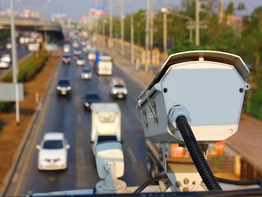 România testează viața cu AI: supraveghere inteligentă în București, semafoare adaptive și plăți automate