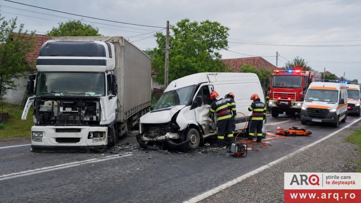 Accident rutier cu un autocamion și un microbuz de transport marfă pe Drumul Național 7, în localitatea Căpruța