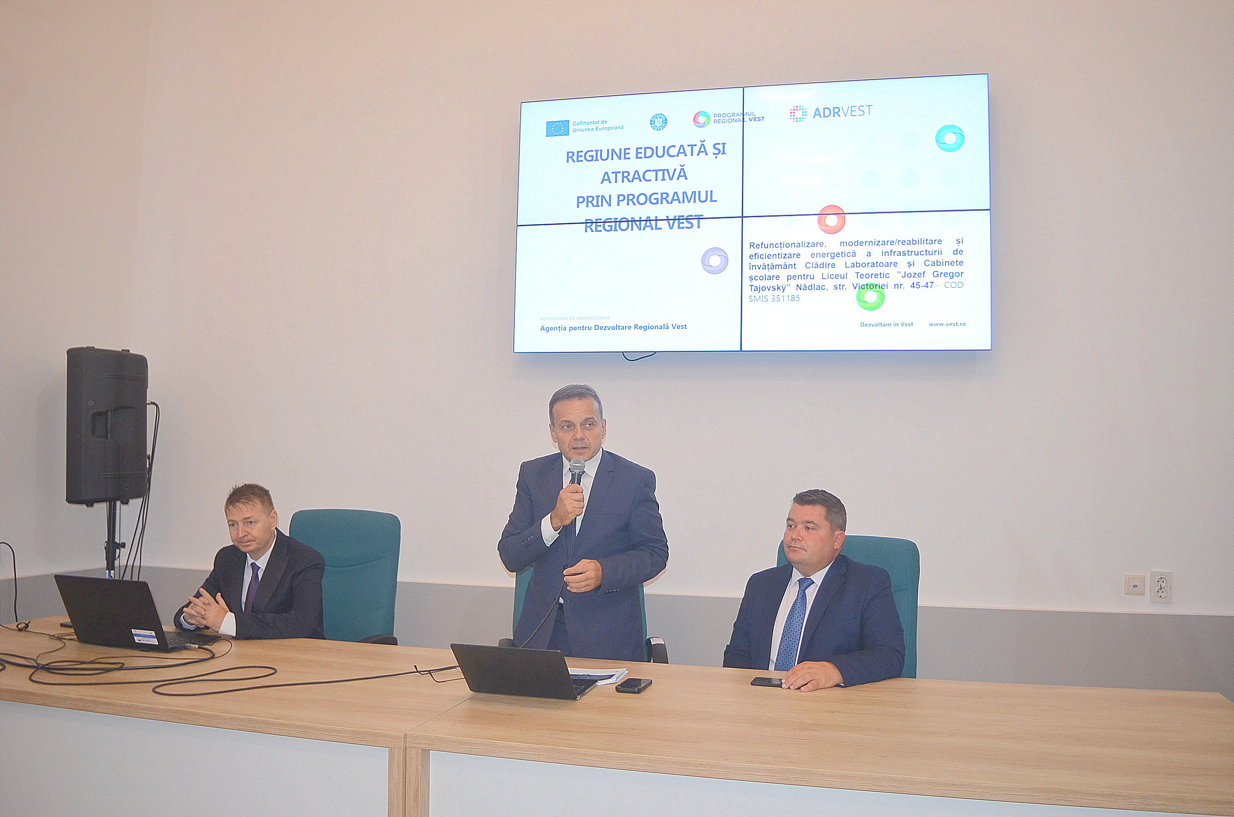 Nădlac își modernizează infrastructura educațională cu fonduri europene. Vor fi amenajate laboratoare de fizică, chimie, robotică și informatică