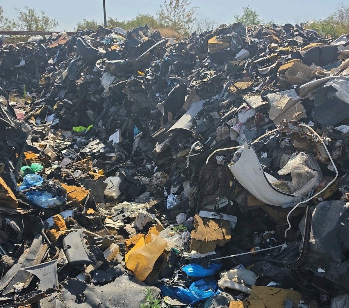 Munți de deșeuri găsiți la CET Arad: amendă de 70.000 lei de la Garda de Mediu