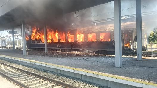 Incendiu la un vagon de călători în stația Ilteu. Pompierii au intervenit cu trei autospeciale