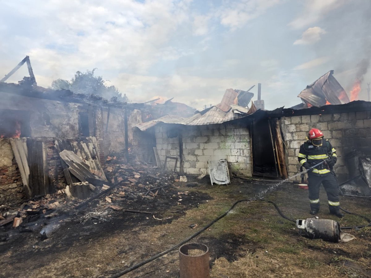Intervenție pentru stingerea unui incendiu produs la vegetație uscată și propagat la o casă de locuit din Lalașinț
