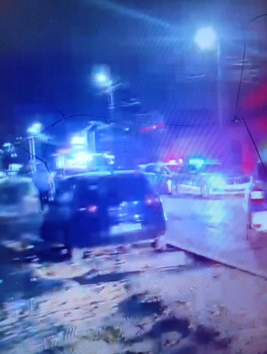 Șofer urmărit de polițiști pe străzile din Arad, după ce a refuzat să oprească. A fugit după ce a lovit bordura