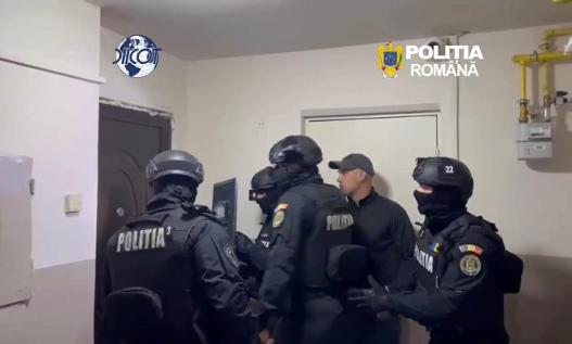 Petreceri tematice cu droguri, într-un imobil din Arad.Participau doar bărbați. Peste 40 de persoane, duse la audieri VIDEO