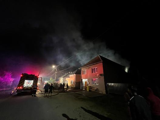 Incendiu puternic la o casă din Sebiș. Acoperișul a fost cuprins de flăcări VIDEO