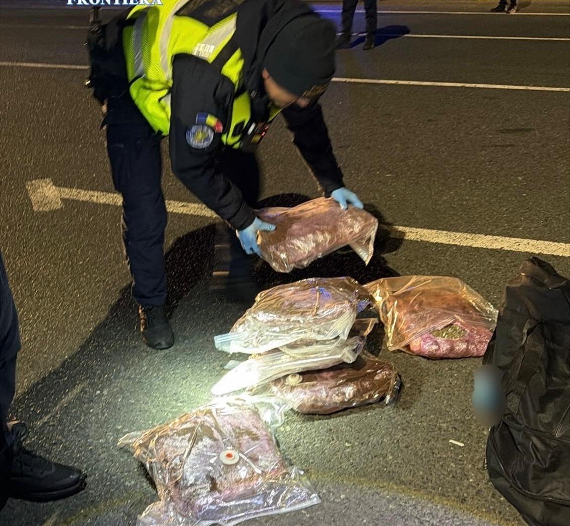 Călătorie cu „marfă” interzisă: șapte kilograme de canabis găsite asupra unui tânăr care venea din Spania cu autocarul (FOTO)