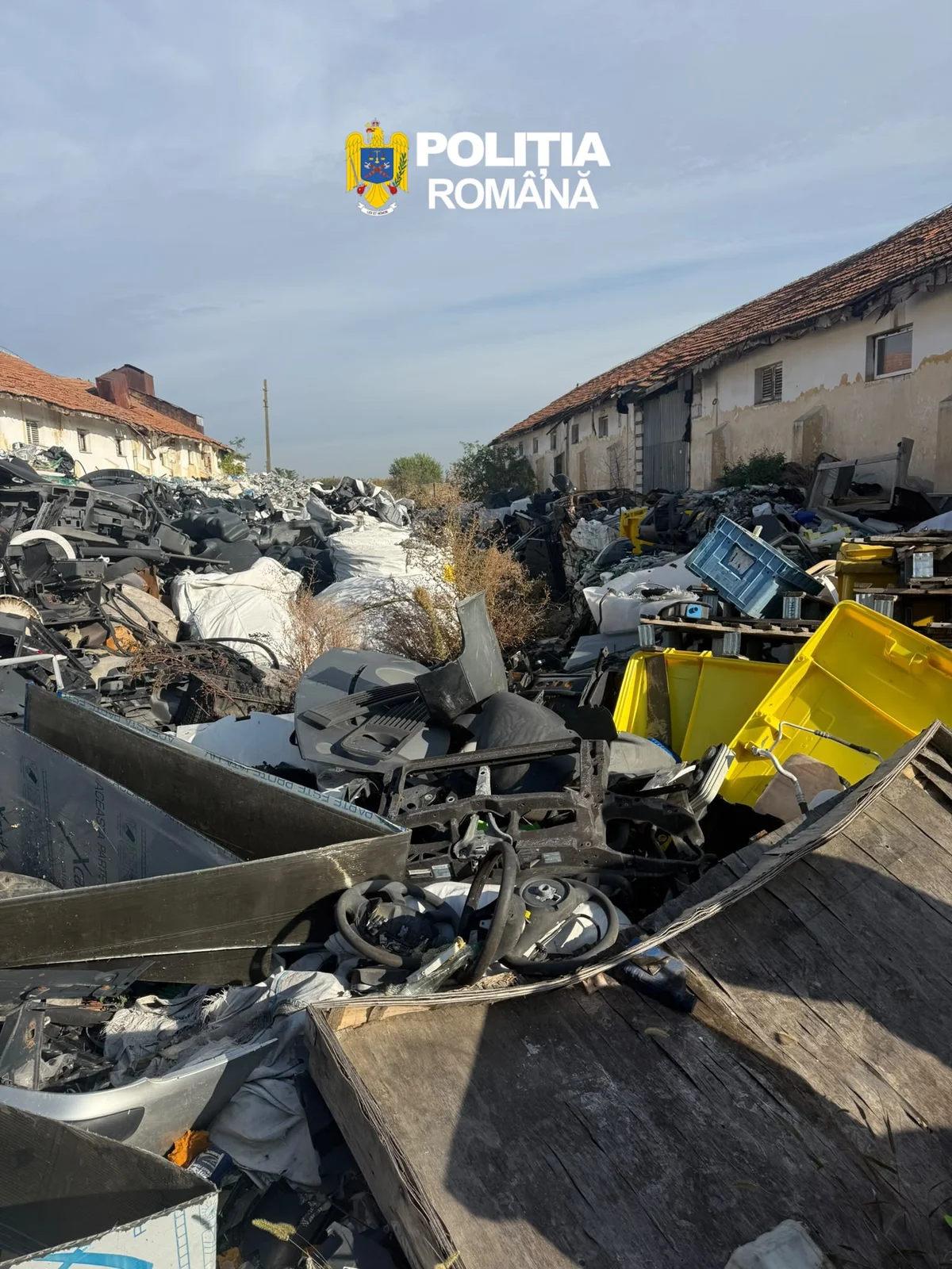 Peste 475 de tone de deșeuri, descoperite la Dumbrava Roșie de polițiști și Garda de Mediu