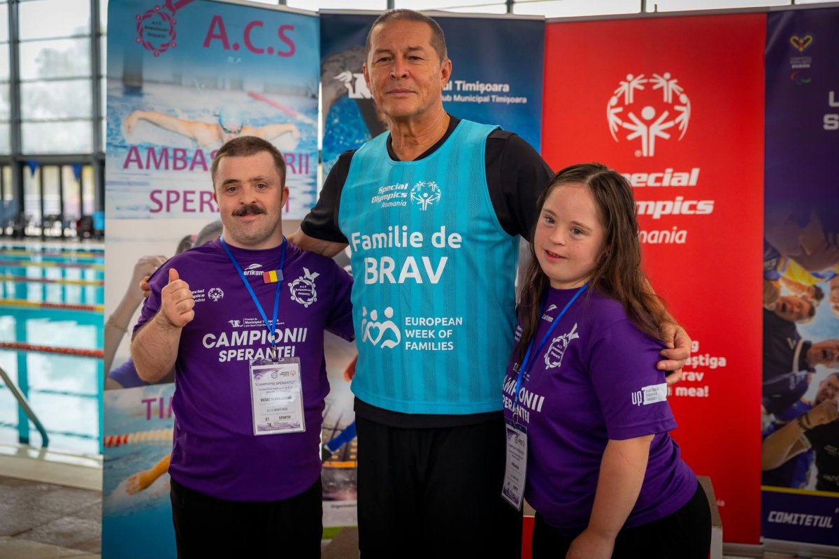 Cu arădenii Mara Oprea și Ovidiu Botaș  la Competiția Națională de Înot Special Olympics România